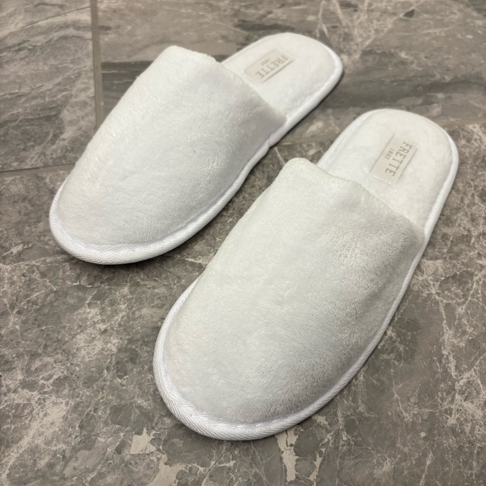 Frette 1860 White Plush Hotel Slippers Ritz Carlton Non Slip One Sz NEW Spa